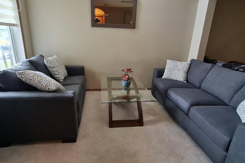 Spacious Comfortable Air-Conditioned. Near Airport! Calgary Ngoại thất bức ảnh